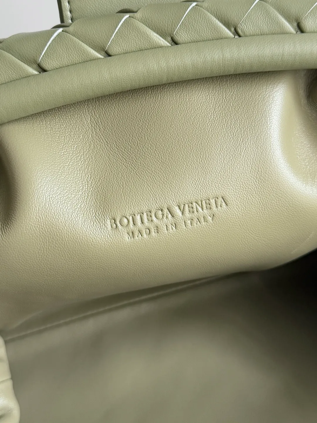 Batch 2260 BOTTEGA VENETA Lady's LAUREN CLUTCH Chain Clutch was inspired by 40 years ago. It is a perfect fusion of classic and modern bags. It is effortless and fashionable for any occasion and at any time. The newly added detachable metal chain allows people to have more ways to carry it. It is grand and elegant. Style No.: 785807 Size: 31.5*16.5*11cm